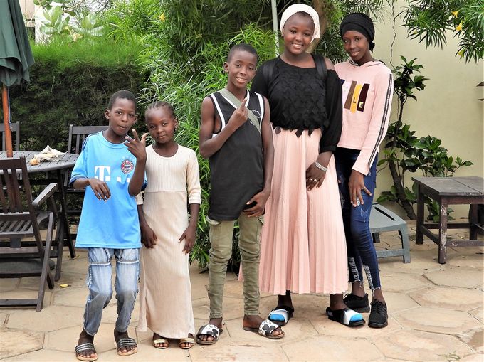 Lille Fatou, nr.2 fra højre 2019, sammen med søskende og en fætter